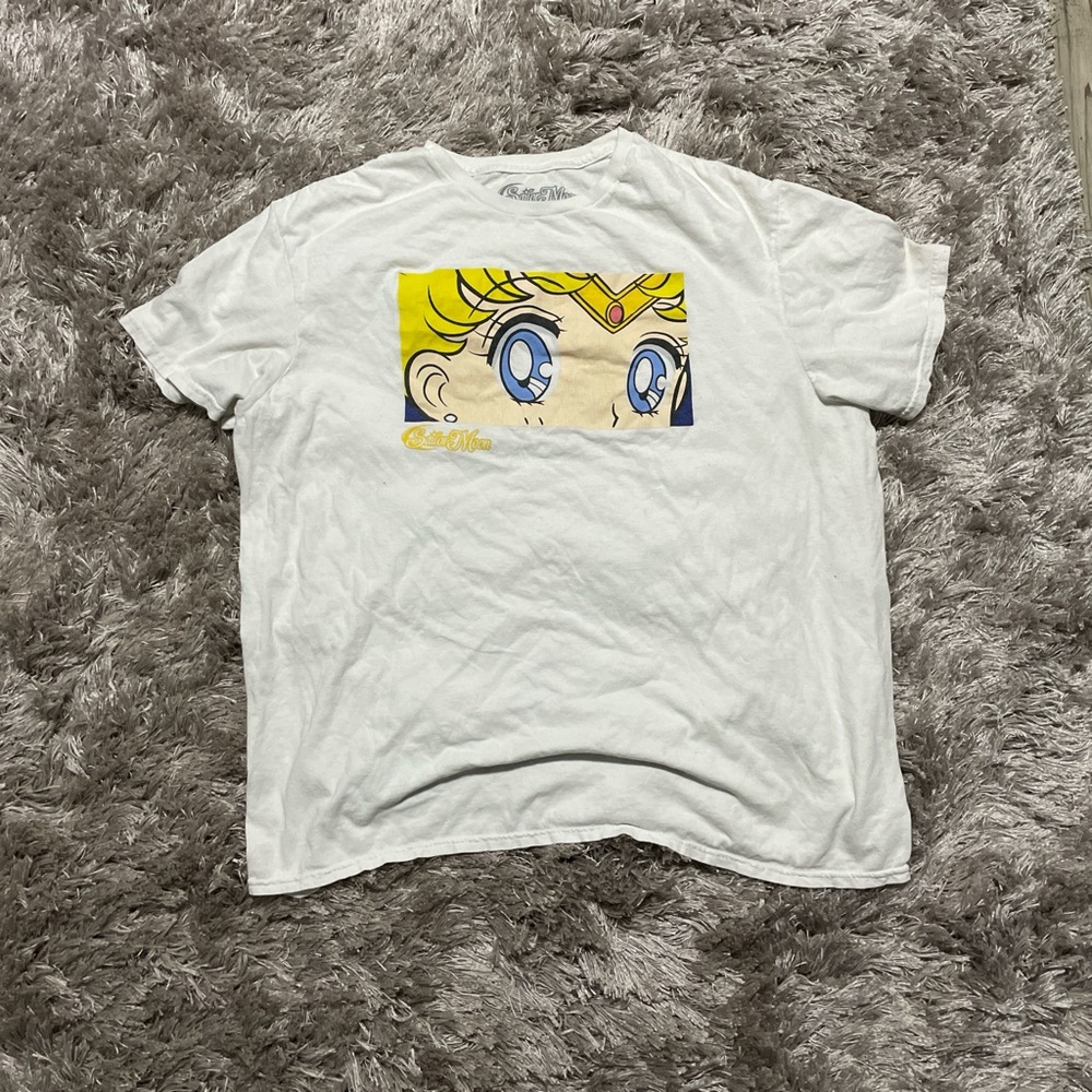 Casual White and Yellow Short Sleeve Tee with Graphic